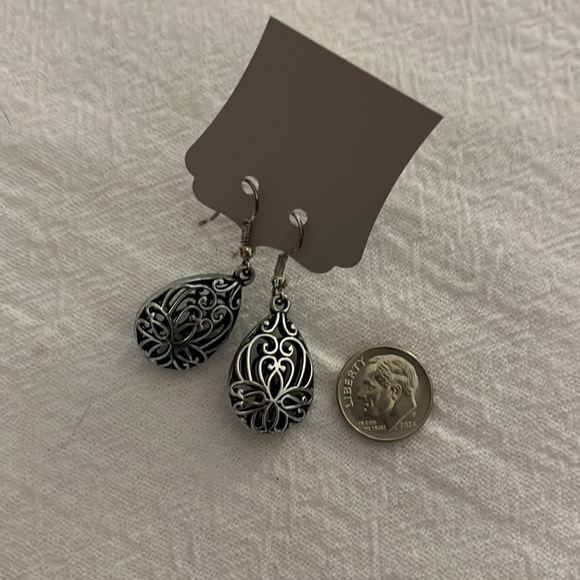 Silver earrings, costume jewelry - Picture 2 of 3
